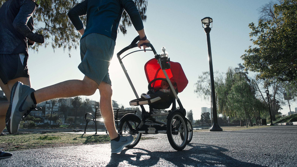 De Bugaboo Runner werd ontwikkeld voor actieve en drukbezette ouders, deze is er als complete joggingkinderwagen en als gemakkelijke click-and-gojoggingextensie