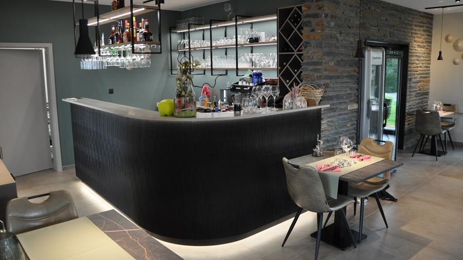 Barre courbé en Hi-Macs avec une finition raffinée