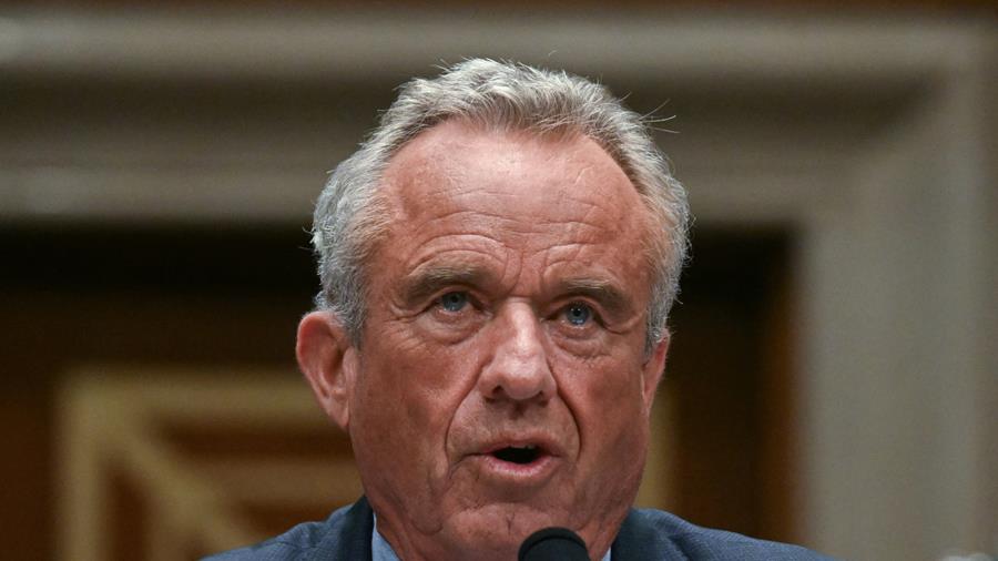 Kennedy stuurt alle leden van vaccincomité de laan uit