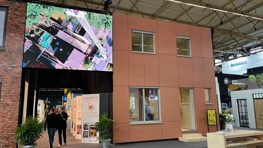 Première belge au BIS : la maison à glissière déménage dans la cour après l'exposition